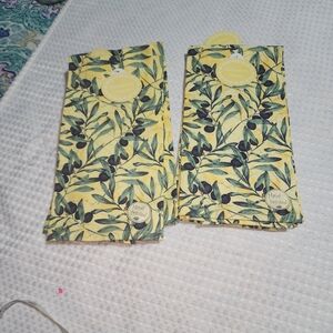 DESTINATION NWT OLIVE LEAVES SET OF 4 TEA TOWELS